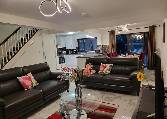 2023 & 2024 Winner Of Travellers Award - Four Bedroom Houses & Studio Apartments - Hs2 Contractors - Nec - Birmingham Airport - Bcu & Aston University - Heartland Hospital - Jaguar - Star City