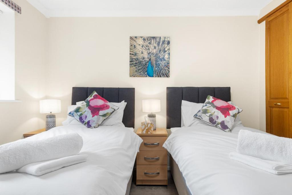 Four Bedroom & Apartments: Corporate And Student Hub Apartment *