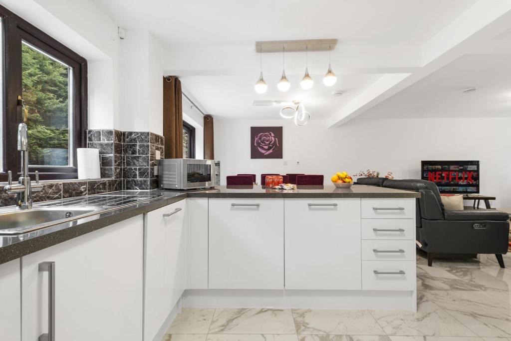 Four Bedroom & Apartments: Corporate And Student Hub Birmingham