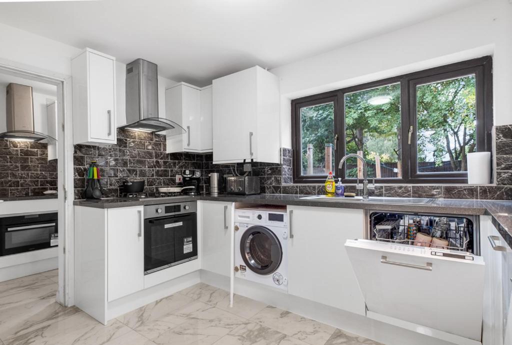Four Bedroom & Apartments: Corporate And Student Hub * Birmingham