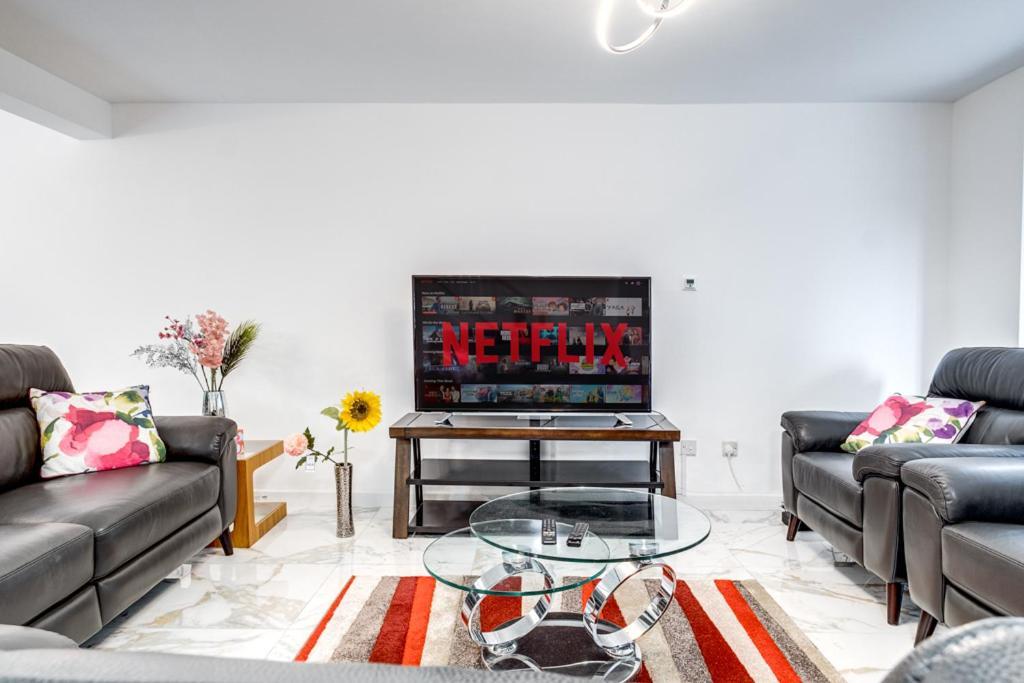 Four Bedroom & Apartments: Corporate And Student Hub Apartment *