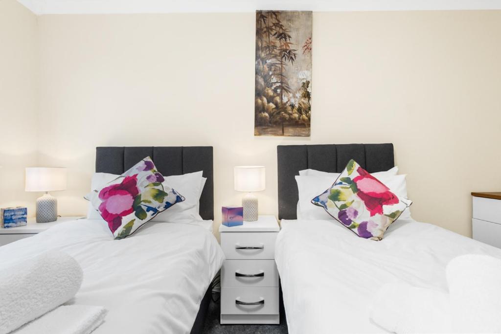 Four Bedroom & Apartments: Corporate And Student Hub * Birmingham