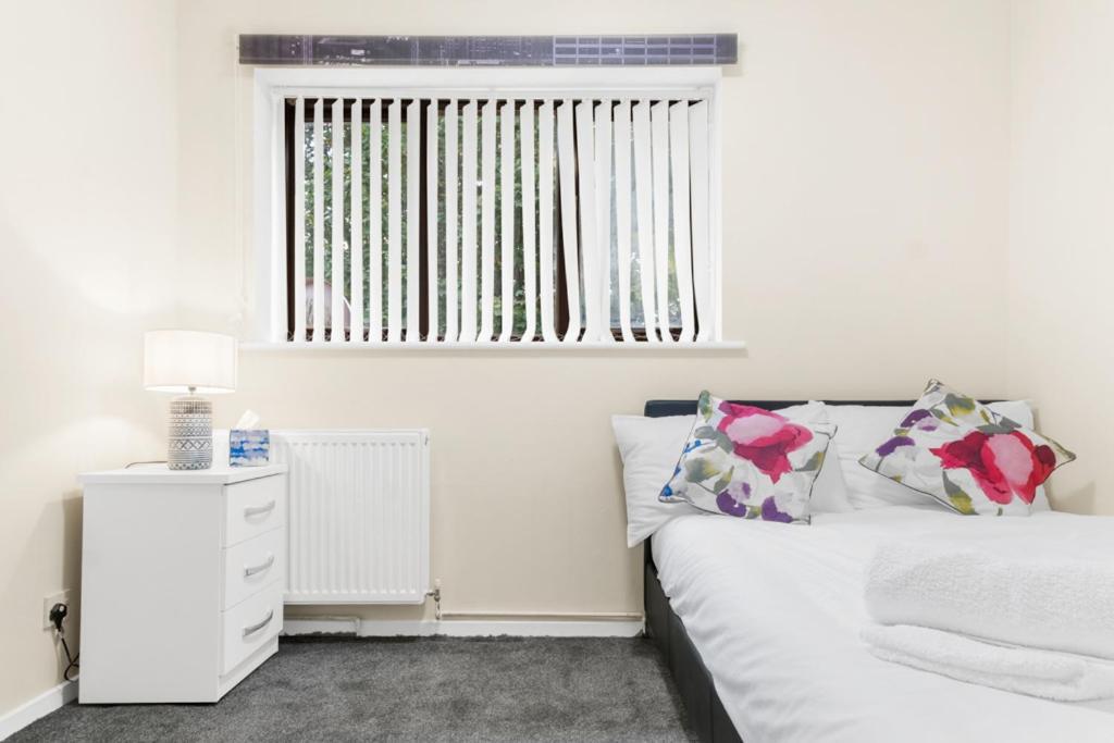 Four Bedroom & Apartments: Corporate And Student Hub * Birmingham