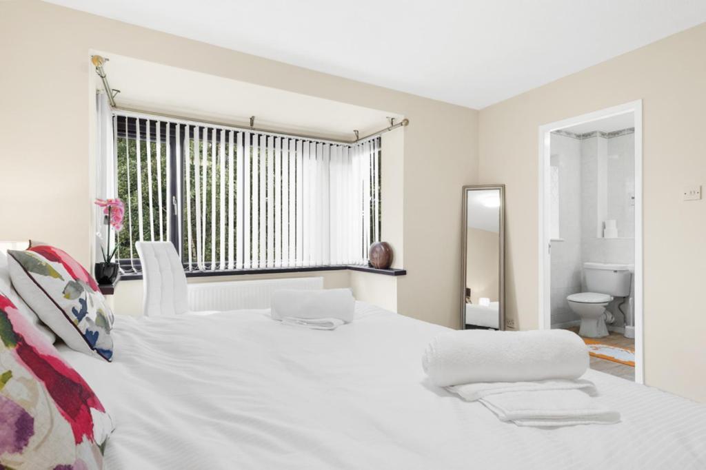 Four Bedroom & Apartments: Corporate And Student Hub Apartment *