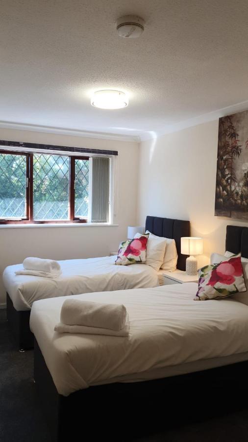Four Bedroom & Apartments: Corporate And Student Hub