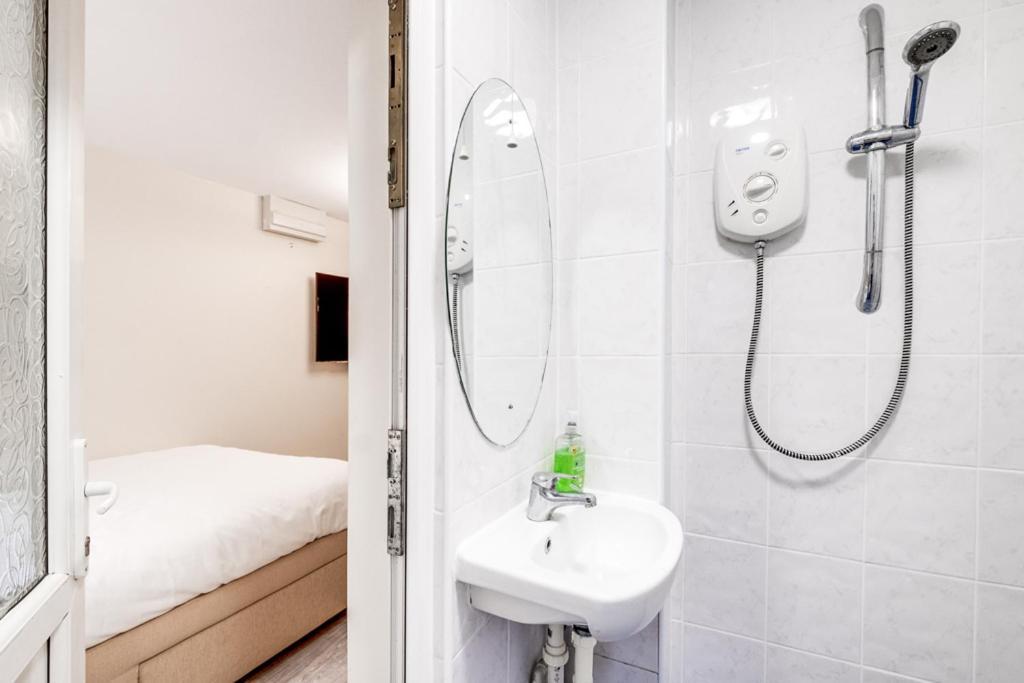 Four Bedroom & Apartments: Corporate And Student Hub *