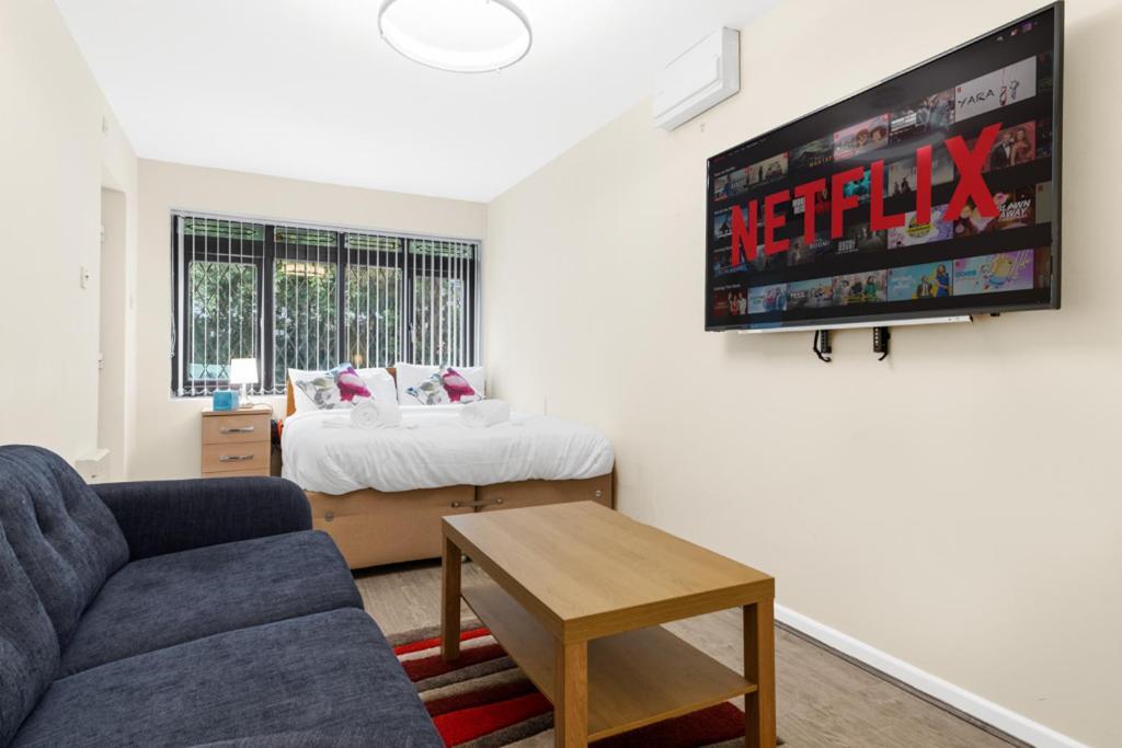 Four Bedroom & Apartments: Corporate And Student Hub
