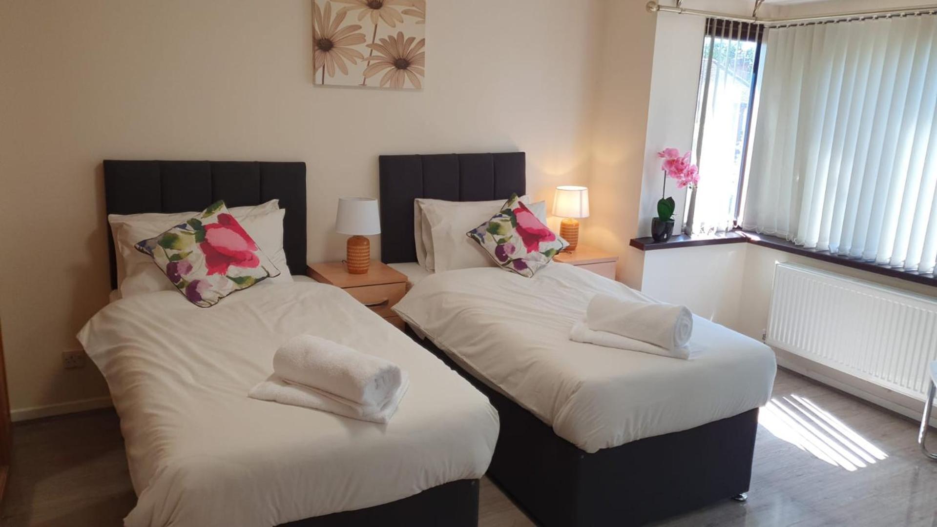 Four Bedroom & Apartments: Corporate And Student Hub Apartment *
