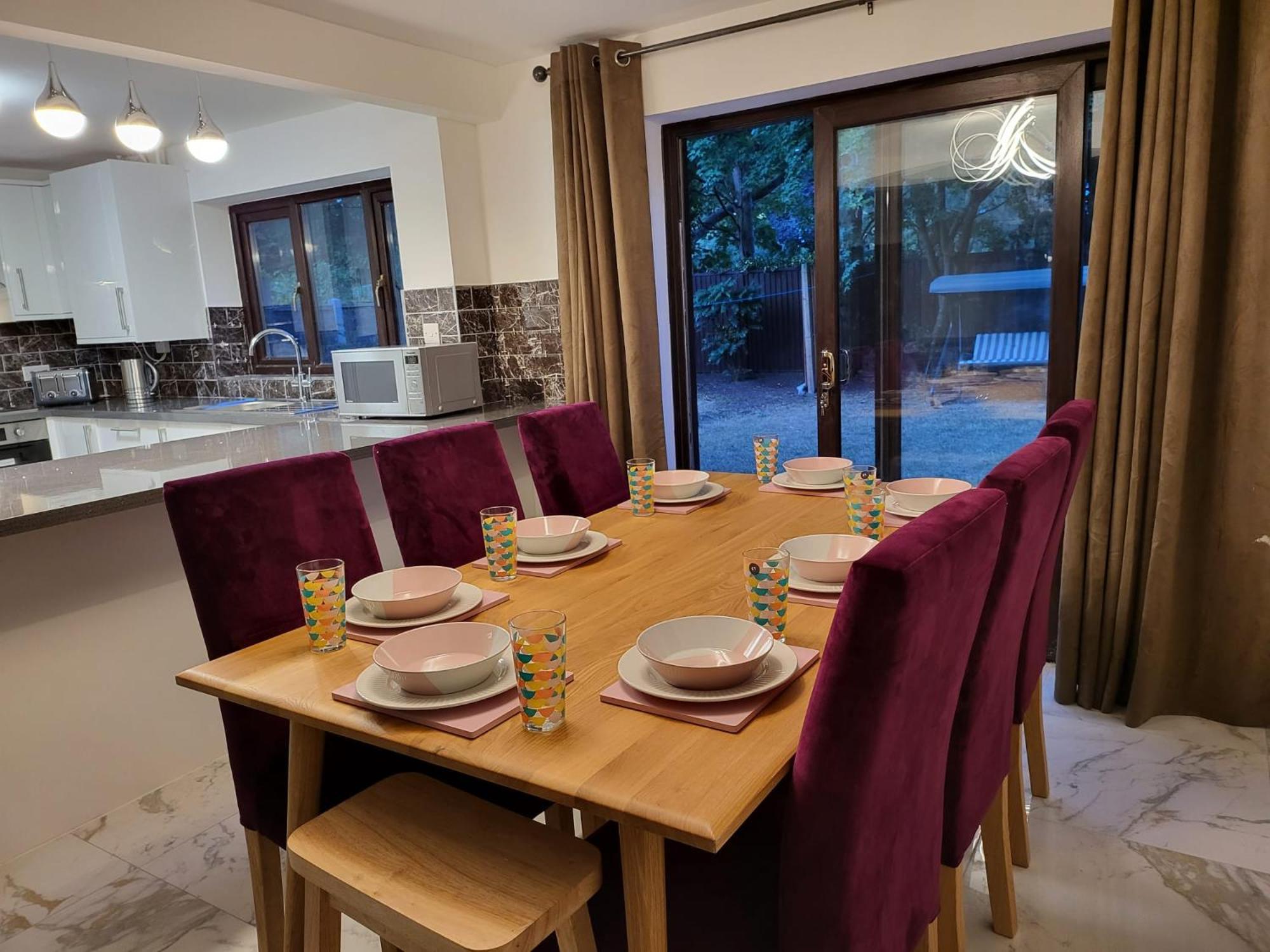 Four Bedroom & Apartments: Corporate And Student Hub Apartment