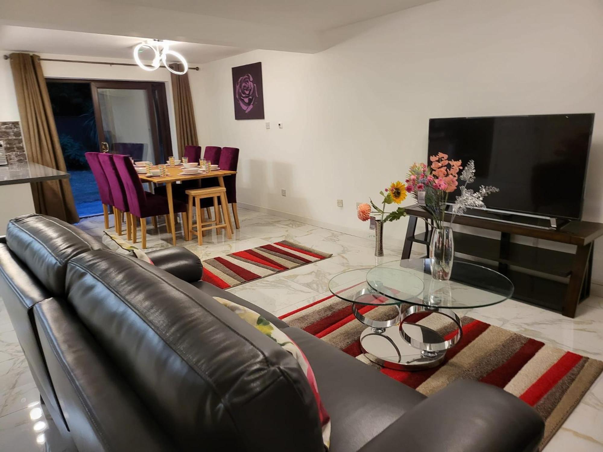 Four Bedroom & Apartments: Corporate And Student Hub Birmingham