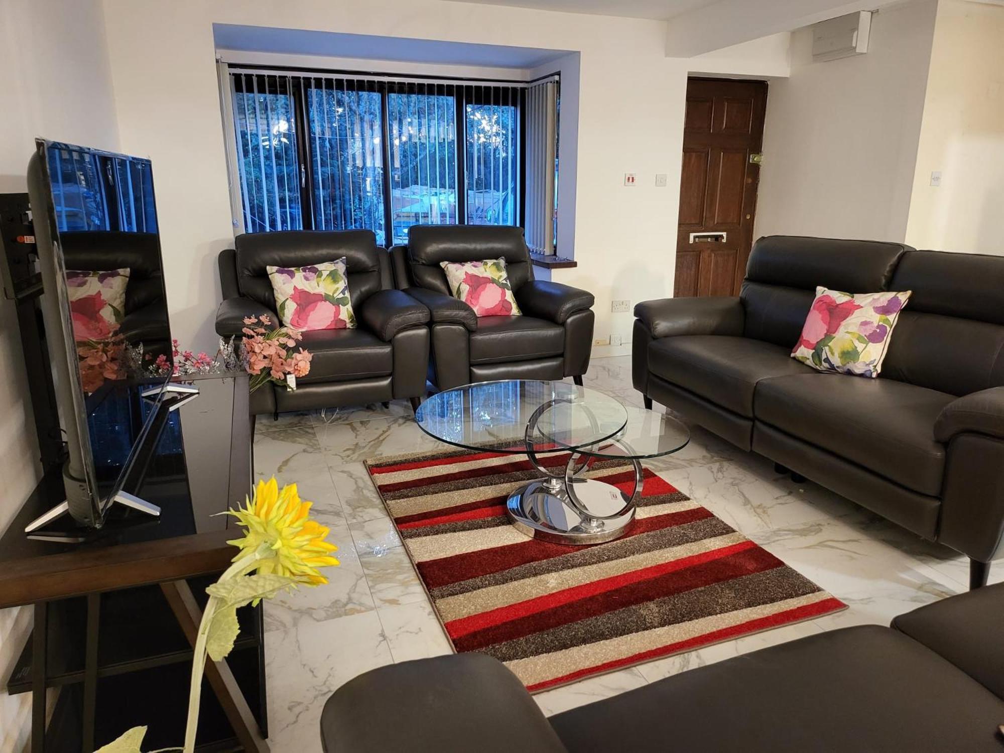 Four Bedroom & Apartments: Corporate And Student Hub * Birmingham