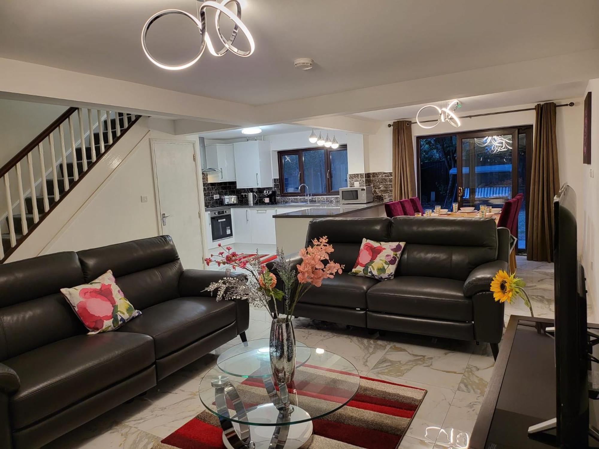 Four Bedroom & Apartments: Corporate And Student Hub